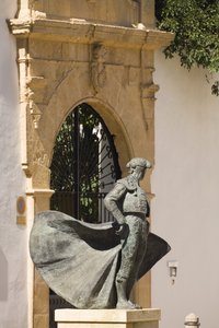 Estatua del torero Cayetano Ordóñez fuera de la plaza de toros